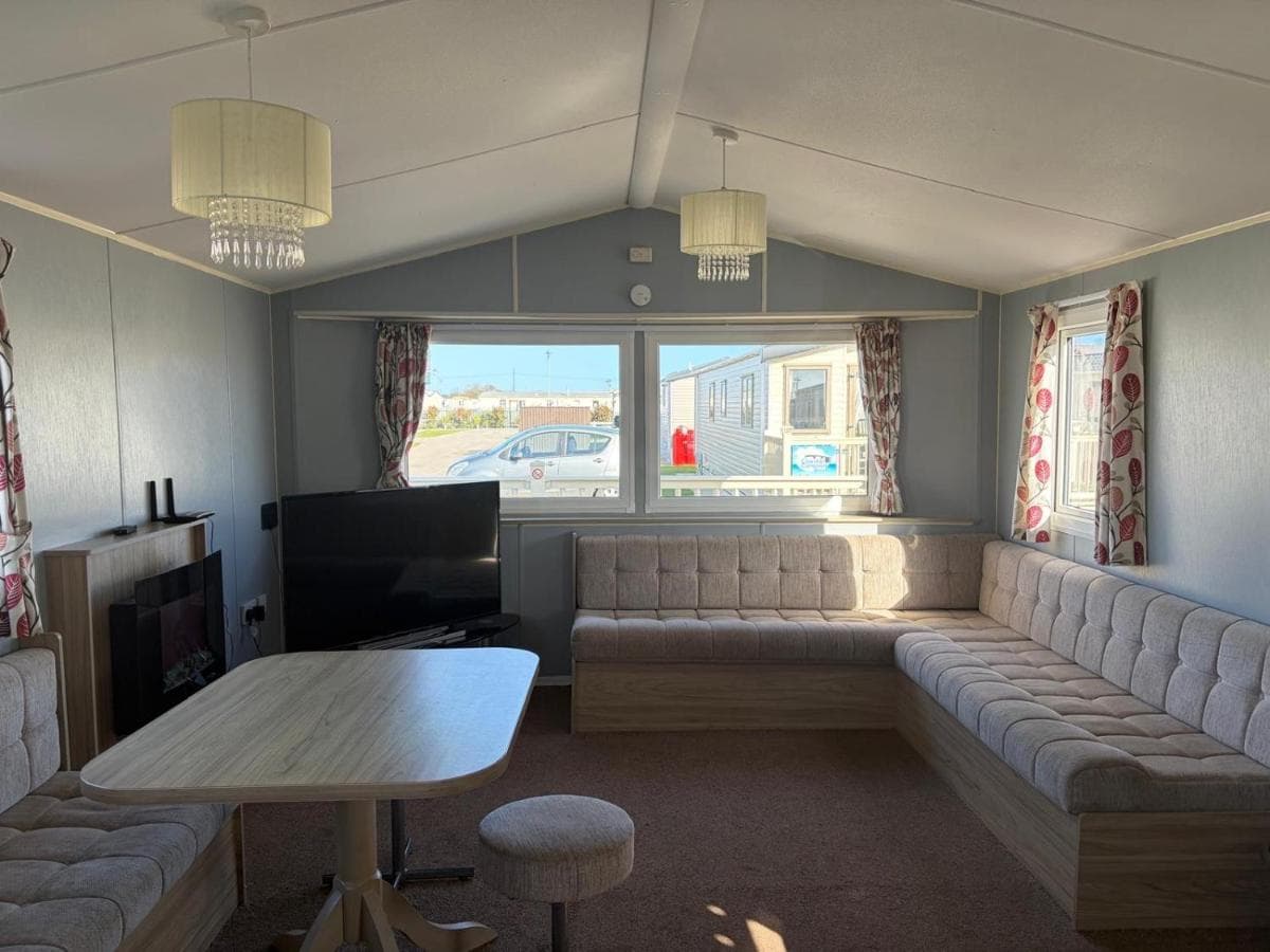 PG173 Golden Palm 6 Berth with Decking: lounge with corner sofa