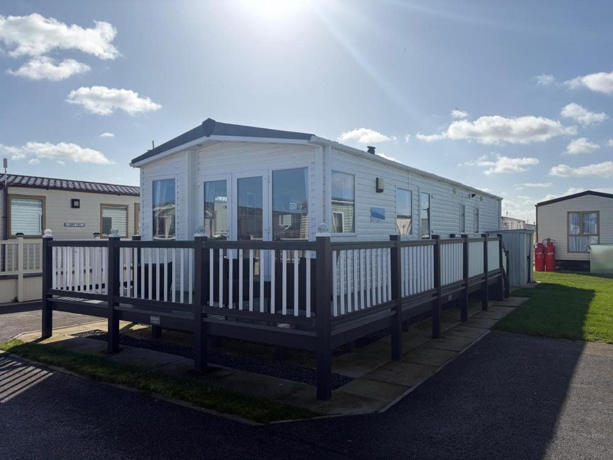 PG177 Golden Palm 8 Berth with Decking: caravan and decking