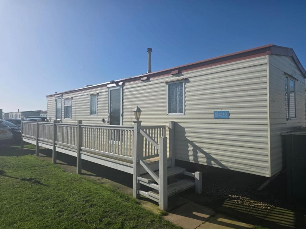 S422 Golden Palm 8 Berth: caravan with decking